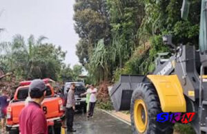 Akibat Longsor, Arus Lalu Lintas Taluk Kuantan – Pekanbaru Sudah Normal Kembali