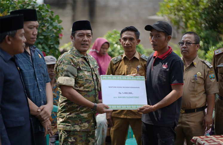 Bupati Dedi Irawan Serahkan Bantuan Kepada Korban Kebakaran Di Sumber Rejo