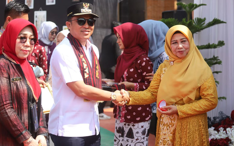 Bupati Lampung Barat Parosil Mabsus Hadiahi Gurunya Dengan Berangkat Umroh