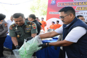 Danrem 031 Wira Bima Bersama Wakapolda Riau Musnahkan Barang Bukti Narkoba Jaringan Internasional