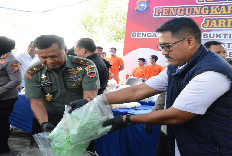 Danrem 031 Wira Bima Bersama Wakapolda Riau Musnahkan Barang Bukti Narkoba Jaringan Internasional