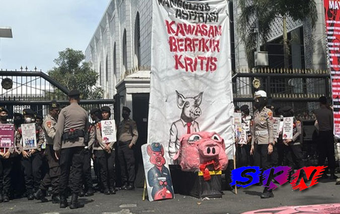 Massa Bawa Patung Babi Didepan Gedung DPRD Sumut Saat Hari Buruh, Ini Dia Artinya