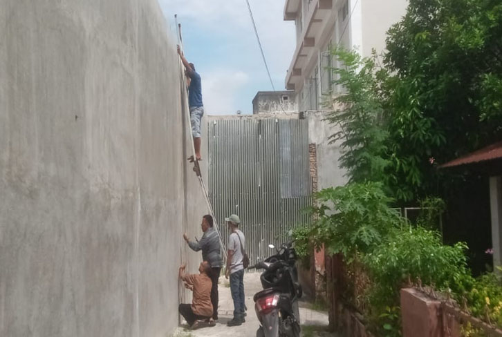 Pak Bupati Tembok Setinggi 4,14 Meter Berdiri Kokoh Di Kisaran Diduga Tak Memiliki PBG