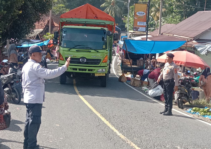 Polsek Pesisir Utara Gelar Patroli Dan Pengaturan Lalu Lintas Amankan Kegiatan Masyarakat di Pasar Melsom
