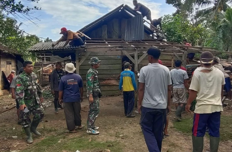 Tindak Lanjuti Perintah Kasad, Satgas TMMD Kodim 0422/Lampung Barat Bongkar Rumah Tidak Layak Huni
