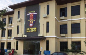 Ayah Korban Penikaman Anak Dibawah Umur Oleh Orang Suruhan Kades Laporkan Penyidik Ke Propam Polda Lampung