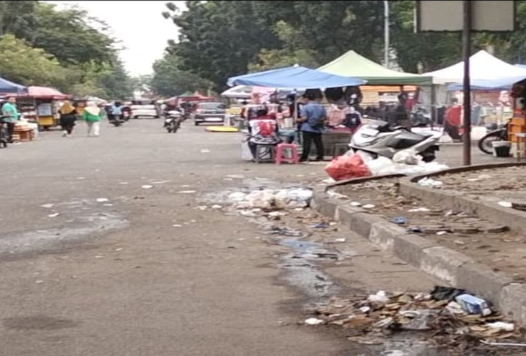 Pak Walikota, Pedagang Kuliner Jalan Cut Nyak Din Pekanbaru Mengeluh Karena Sampah. Begini Keluhannya