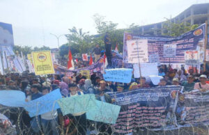Ribuan Masyarakat Lakukan Aksi Unjuk Rasa Didepan Kantor Gubernur Riau