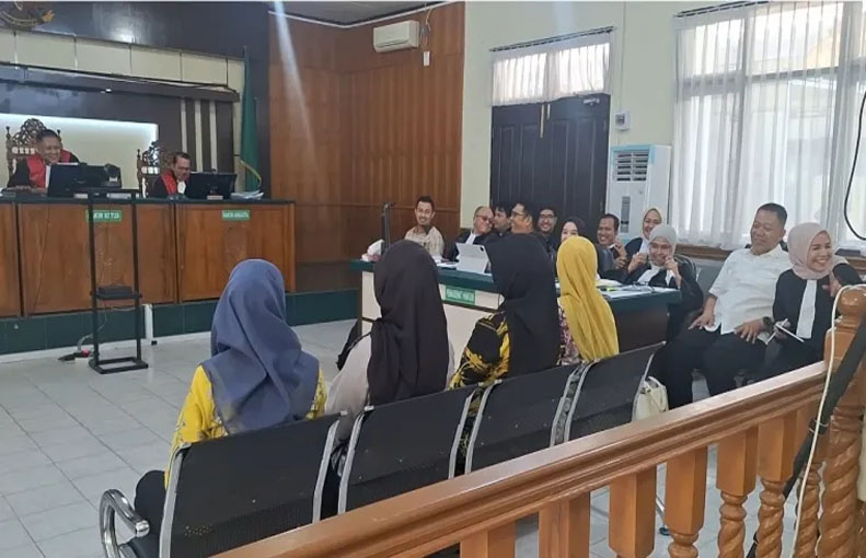 Aneh, Terdakwa Kasus Korupsi 8.9 Miliar Senyam Senyum Di Ruang Persidangan PN Pekanbaru