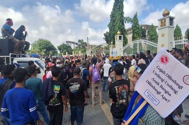 Seribuan Pendemo Tolak Relokasi TNTN Lempari Petugas Dengan Botol Air Mineral