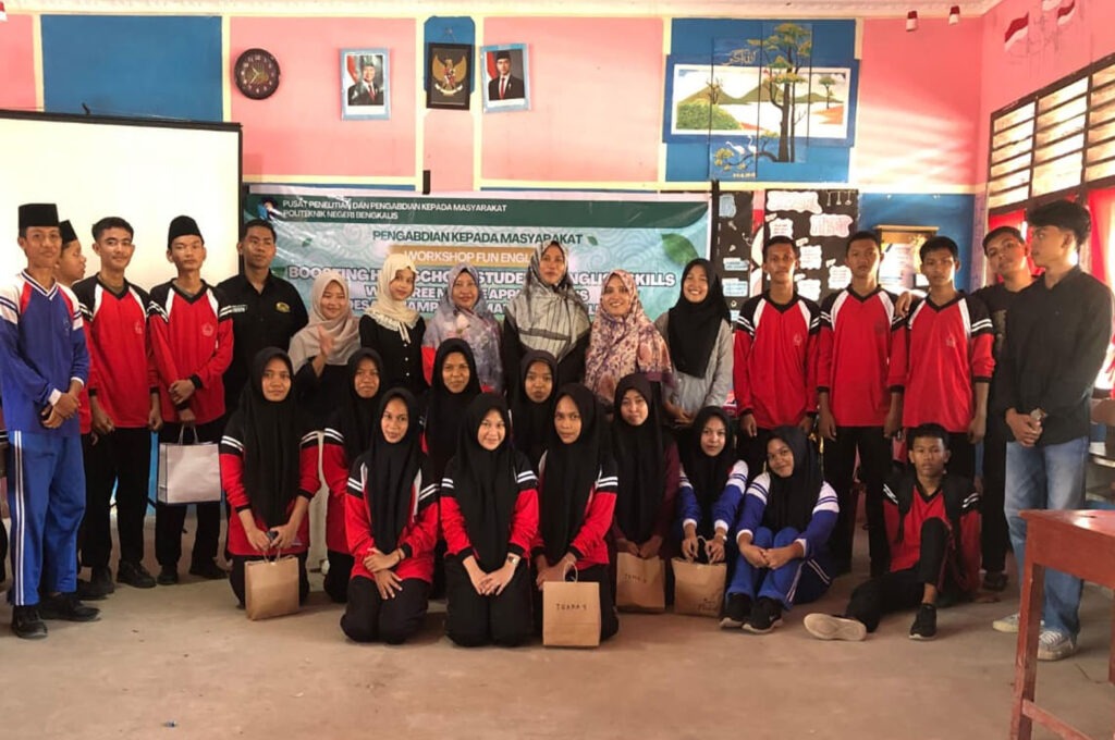 Dosen Politeknik Negeri Bengkalis Gelar PKM “Boosting High School Students' English Skills with Free Mobile Applications” Di Desa Penampi
