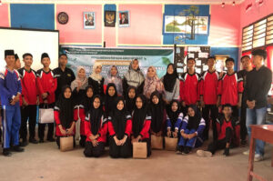 Dosen Politeknik Negeri Bengkalis Gelar PKM “Boosting High School Students' English Skills with Free Mobile Applications” Di Desa Penampi