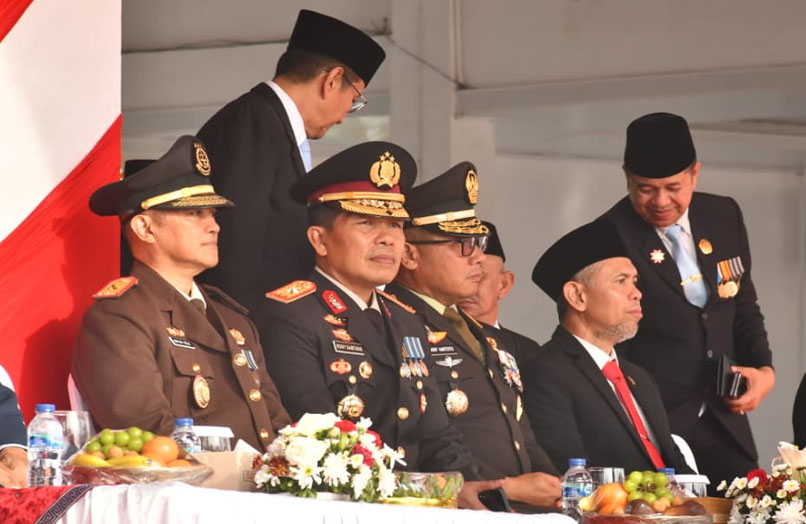 Kasdam I/BB Brigjend TNI Arif Hartoto Saksikan Prosesi Penurunan Bendera HUT RI Ke 80 Di Lapangan Astaka