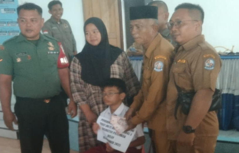 Kepala Desa Marendal 1 Salurkan Bantuan Langsung Tunai Kepada Warga