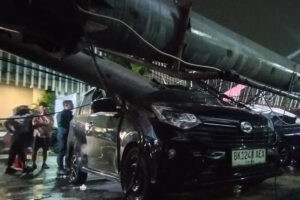 Papan Reklame Rubuh Di Medan, 3 Mobil Dan 8 Motor Tertimpa