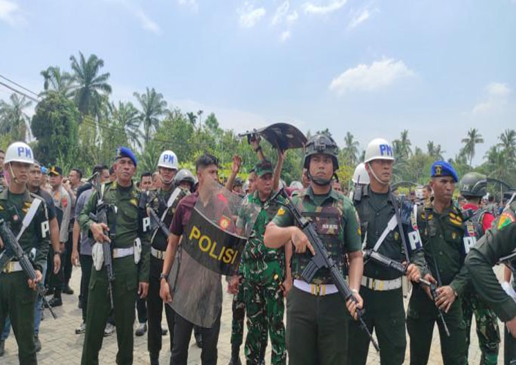 Prajurit TNI Lindungi Mayjend TNI Rio Firdianto “Pangdam 1/BB” Dari Lemparan Batu Massa Grib Jaya