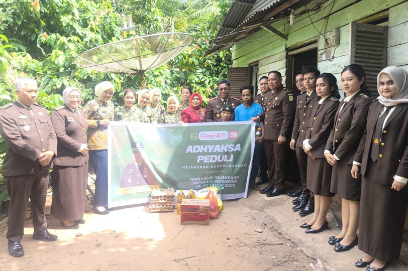 Rayakan HUT RI Ke 80, Kejari Asahan Santuni Nenek Sarwen