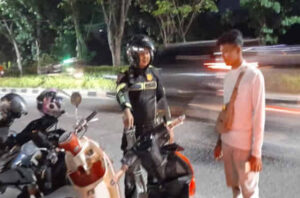Satlantas Polresta Pekanbaru Tertibkan Parkir Liar Di Depan Mal SKA