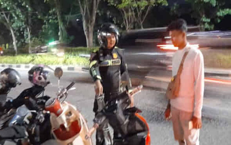 Satlantas Polresta Pekanbaru Tertibkan Parkir Liar Di Depan Mal SKA