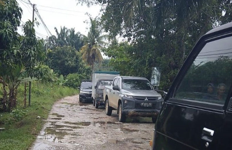 Warga Rumbai Keluhkan Jalan Rusak Sepanjang 1 KM, Walikotanya Hanya Berjanji
