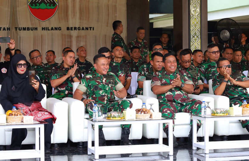 Atraksi Spektakuler Warnai Penutupan Latihan Pencak Silat Militer Kodam I/BB