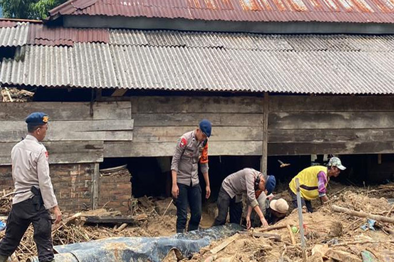 Brimob Polda Lampung Terjunkan Personel Bantu Evakuasi Warga Terdampak Banjir Di Lampung Barat