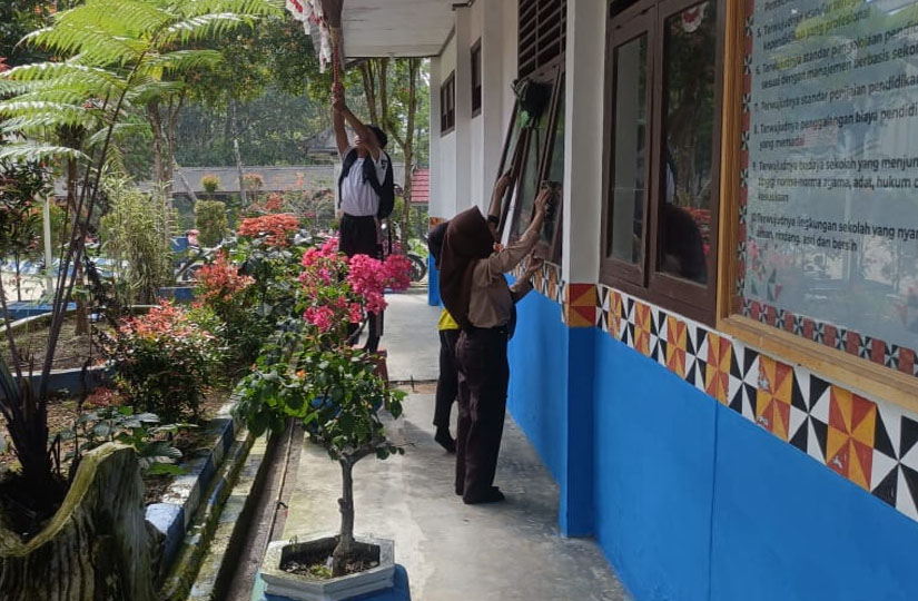 Budayakan Kebersihan, Murid SMPN 1 Kebun Tebu Beserta Dewan Guru, Gelar Gotong Royong Di Lingkungan Sekolah