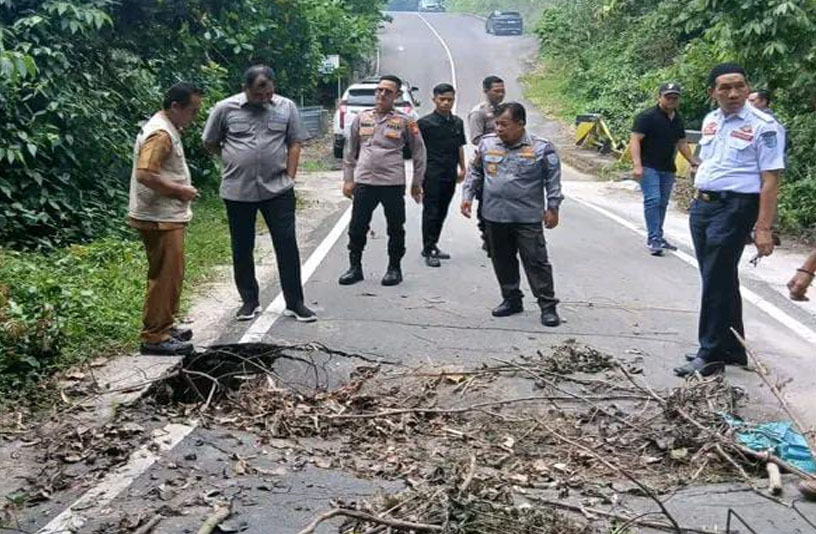 Bupati Oku Selatan Abusama SH, Tinjau Jalan Amblas Di Desa Jepara
