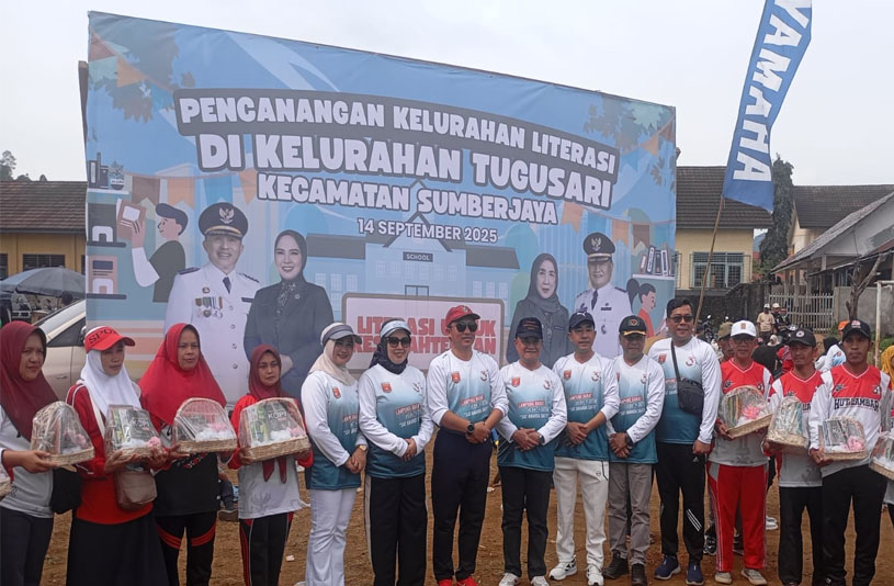 Bupati dan Wakil Bupati Pimpin Semarak HUT Lampung Barat Jalan Sehat dari Tugu Soekarno