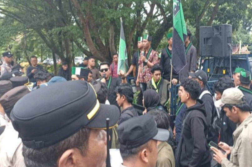 Gedung DPRD Prov. Riau Di Demo Oleh Massa HMI Riau, Begini Aksinya