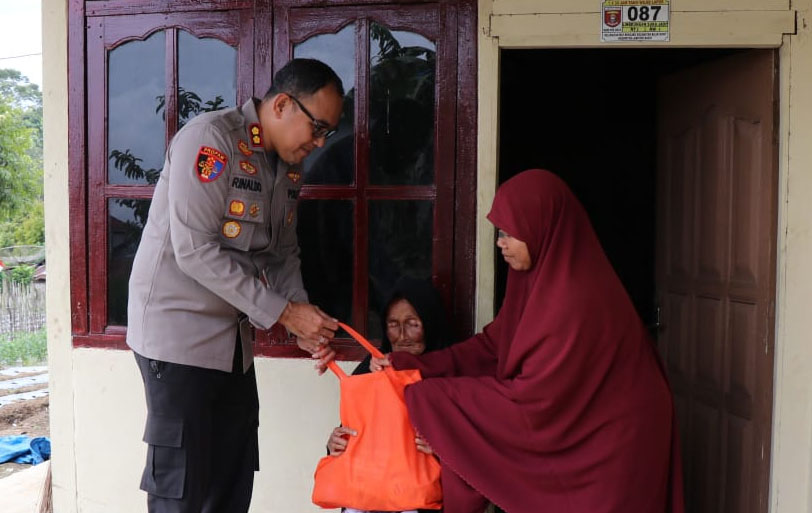 Kapolres Lampung Barat Salurkan Bansos Kepada Masyarakat Kurang Mampu