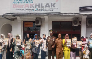 Mengusung Tema "Transformasi Kejaksaan Menuju Indonesia Maju" Kejari Asahan Serahkan Sertifikat Rumah Ibadah dan Akte Kelahiran Kepada Warga
