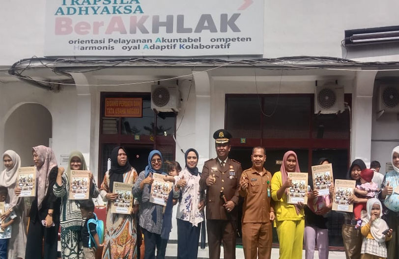 Mengusung Tema "Transformasi Kejaksaan Menuju Indonesia Maju" Kejari Asahan Serahkan Sertifikat Rumah Ibadah dan Akte Kelahiran Kepada Warga