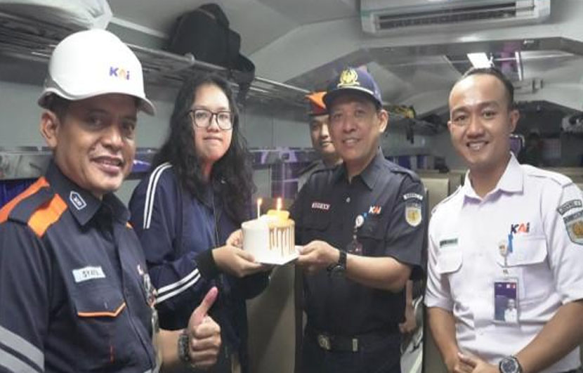 Penumpang KA Dapat Kejutan Dari Pt. KAI Divre I Sumut Di Stasiun Medan, Ini Dia Kejutannya
