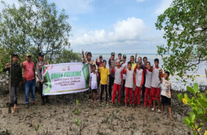 Polsek Sungai Sembilan Ajak Warga Tanam Mangrove, Perkuat Sinergi Jaga Lingkungan