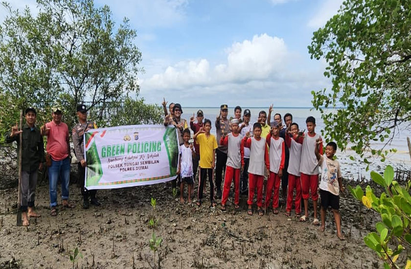 Polsek Sungai Sembilan Ajak Warga Tanam Mangrove, Perkuat Sinergi Jaga Lingkungan