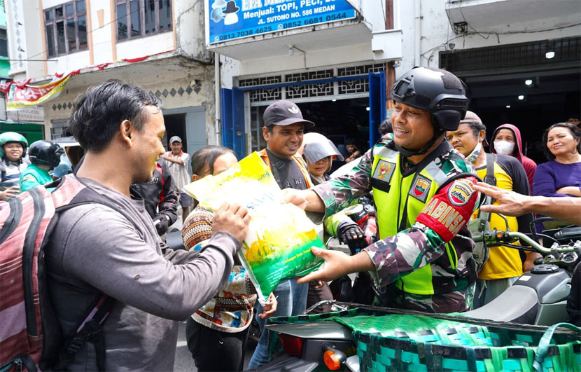 Tim Along-Along Babinsa Turun Lagi, Bagikan 140 Karung Beras di Medan