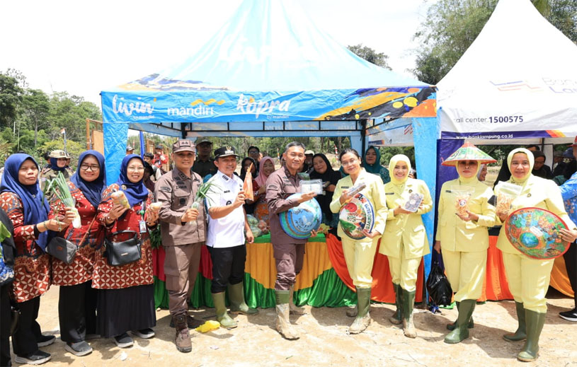 Wujudkan Astacita Presiden Kajati Lampung Bersama Bupati Lambar Tanam Padi Bersama Warga