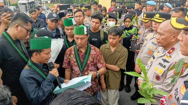 Massa HMI Riau Gelar Aksi Demo Didepan Mapolda Riau, Begini Tuntutannya