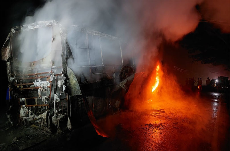 Diduga Korsleting Kabel Listrik, Bus Penumpang Terbakar Di Jalinsum Asahan