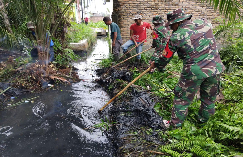 Jalankan Program Jumat Bersih, Babinsa Koramil 06 Kisaran Bersama Warga Gotong Royong Bersihkan Saluran Air