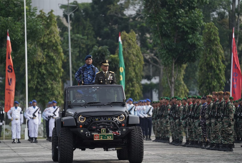 Kodam XIX/Tuanku Tambusai Gelar Upacara Peringatan HUT TNI Ke 80 Di Halaman Kantor Gubernur Riau
