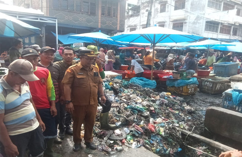 Pemkab Asahan Melalui Kecamatan Kisaran Barat Bersihkan Sampah Yang Menumpuk Di Pasar Panglima Polem