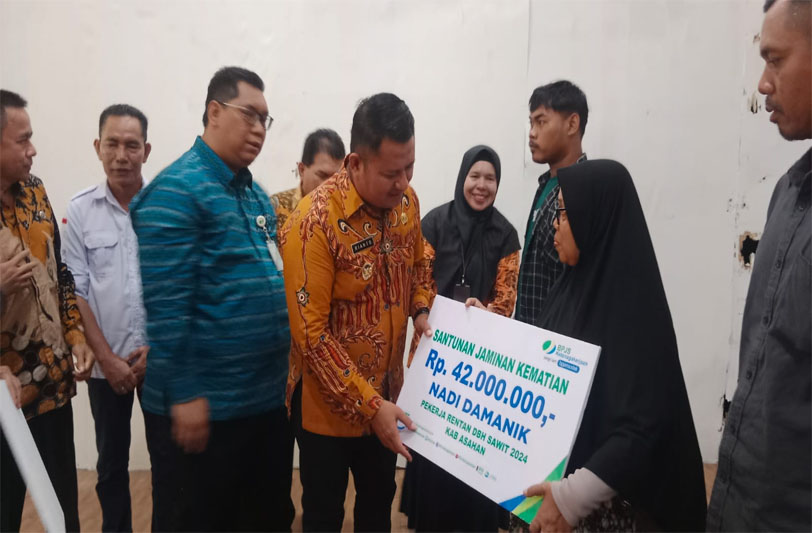Wakil Bupati Asahan Serahkan 4.900 kartu Pekerja Rentan Dari BPJS Ketenagakerjaan.