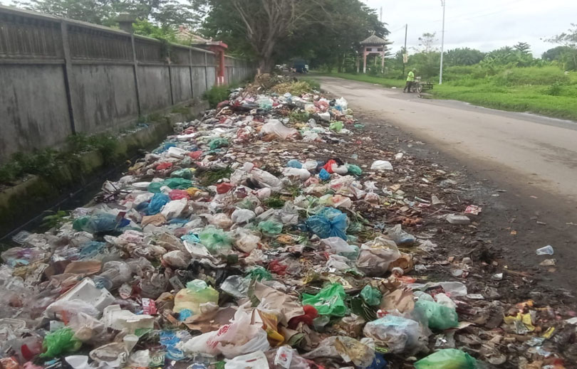 Warga Kelurahan Teladan Mengeluh, Sampah Dibiarkan Menumpuk Di Sepanjang Jalan Syech Hasan