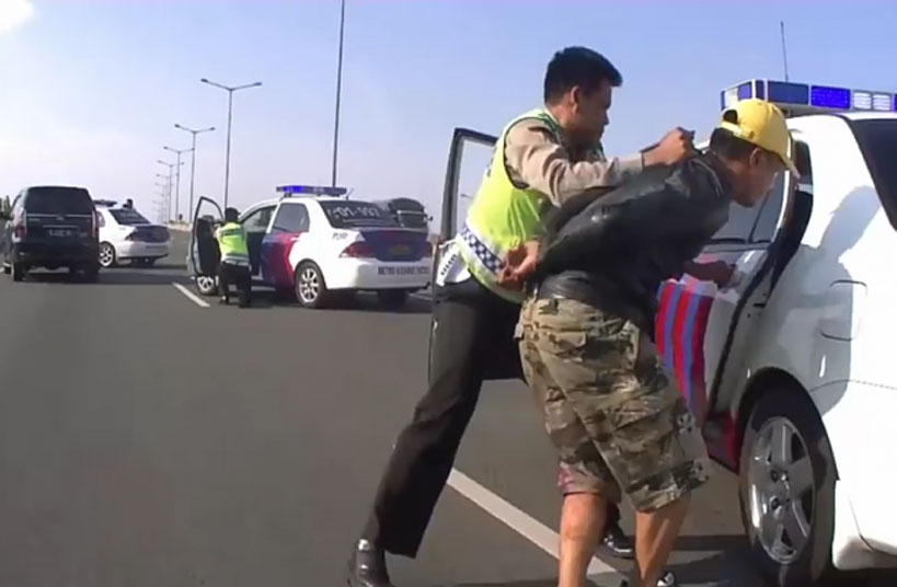 Aksi Kejar Kejaran Antara Mobil Polisi Dengan Pengedar Narkoba Di Batam Mirip Film Action Di TV.