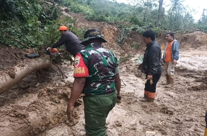 Babinsa Koramil 01/Pargarutan Kodim 0212/Tapanuli Selatan Bersama Aparat Lainnya Buka Akses Jalan Padang Sidempuan – Sibolga.