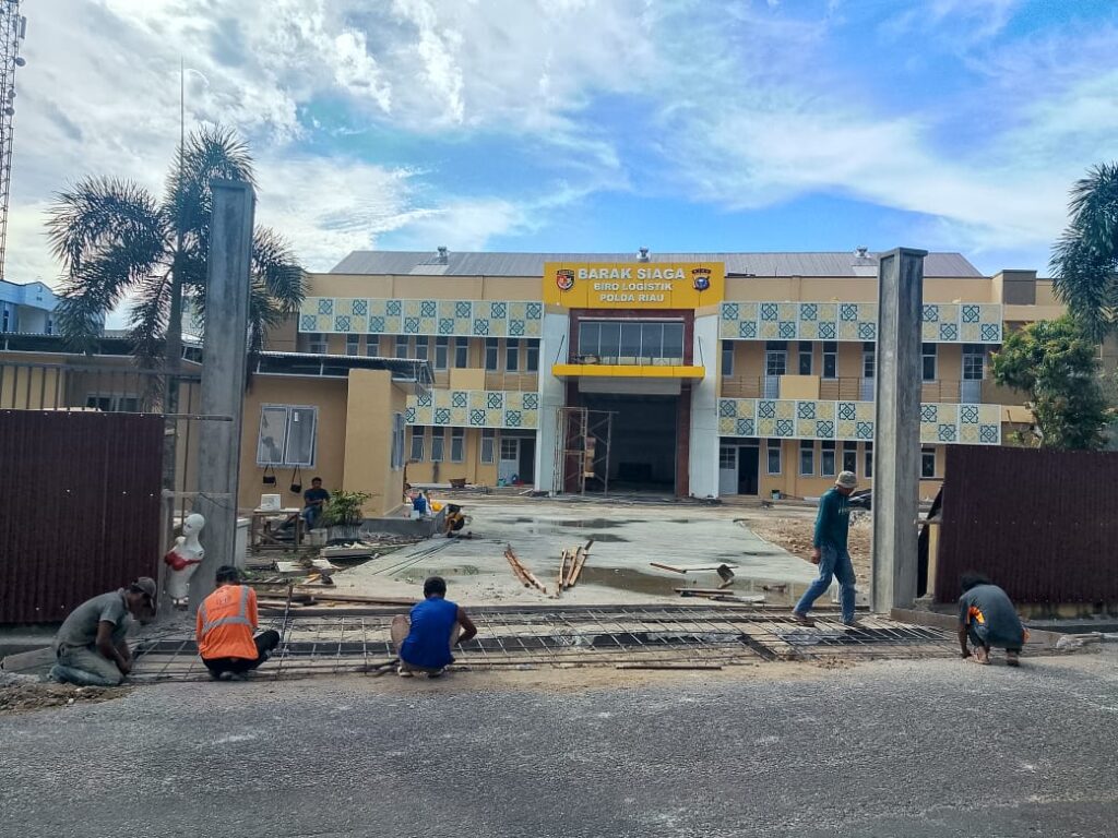 Bangunan Diduga Tanpa Plank Informasi Proyek Dan Izin PBG Milik Polda Riau Berdiri Kokoh, Kok Bisa ?