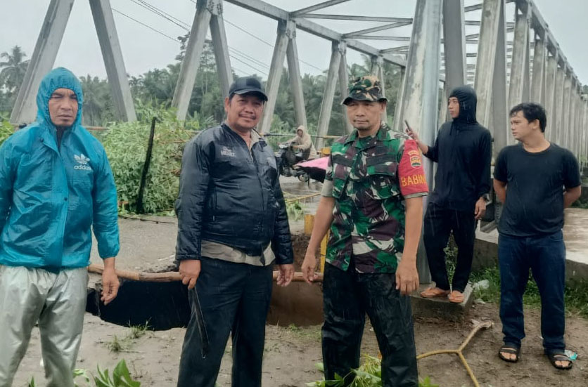 Dandim 0212/TS Kerahkan Personel Tangani Dan Bantu Korban Banjir Dan Longsor Di Madina