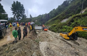 Danrem 023/Kawal Samudra Terjun Langsung Tinjau Penanganan Longsor Dan Pembukaan Akses Jalan.